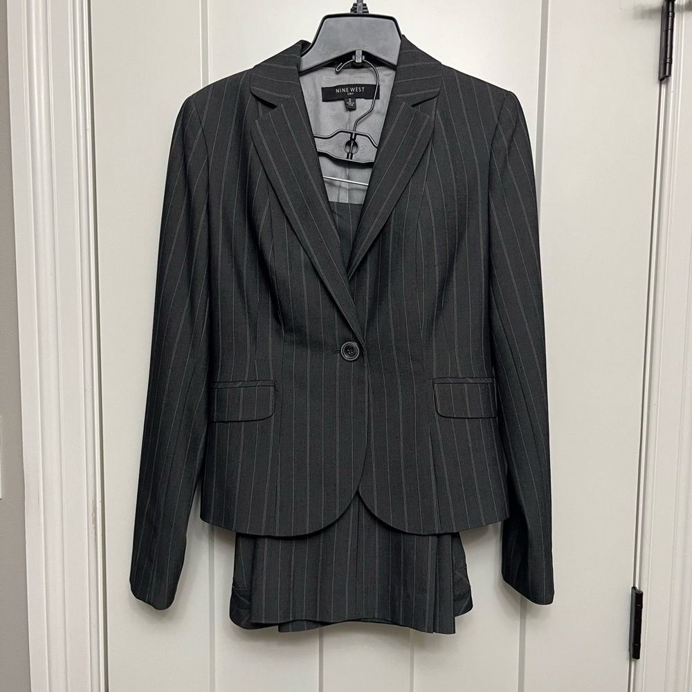 Women’s Nine West 3-Piece Pant Suit - Grey Pinstriped- Size 2
